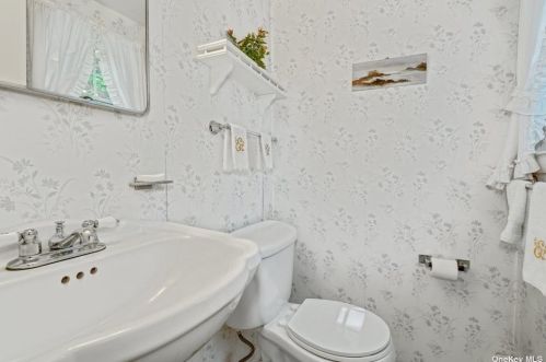 17 Hill Dr, Muttontown NY  11545-1718 exterior