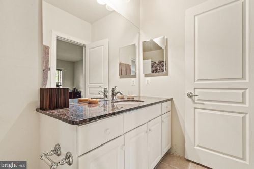 20906 Mcintosh Pl, Leesburg VA  20175-6372 exterior