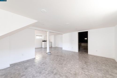 1301 60 Ave, Oakland CA 94621-3912 exterior