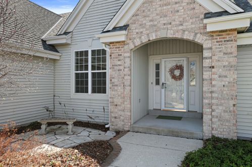 1337 Redwing Dr, Oconomowoc, WI 53066-2388