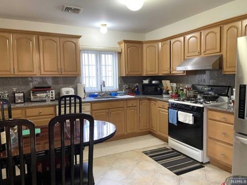 201 Philip Ave, Elmwood Park NJ  07407-2226 exterior