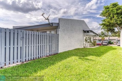 2327 37 Ave, Hollywood FL 33021-3626 exterior