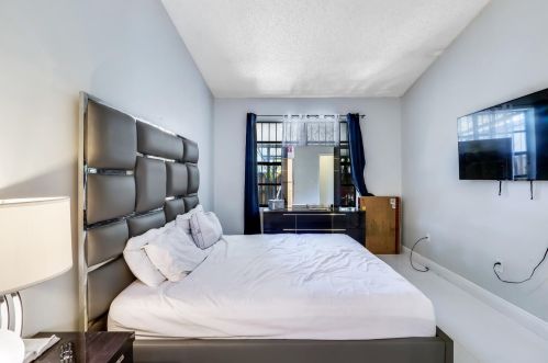 6704 193rd Ter, Hialeah FL  33015-2454 exterior