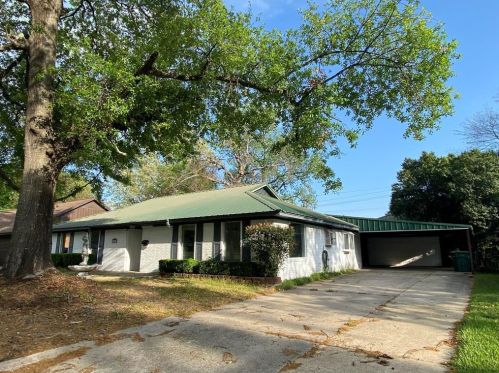 203 Oak Hollow St, Conroe, TX 77301-1746