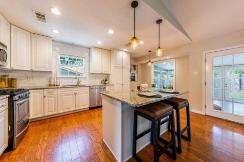 8106 Appomattox Dr, Austin, TX 78745-6904