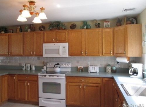 69 Mowbray St, Canaan Lake NY  11772-2113 exterior