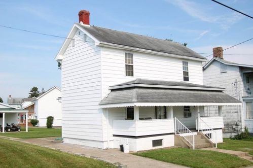 220 10th St, South Connellsville, PA 15425-2413