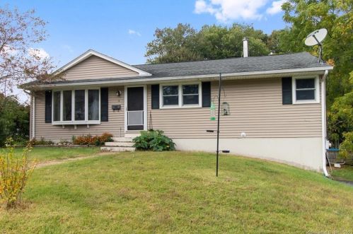 8 Sautter Dr, Uncasville, CT 06382-1829
