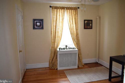 37 Ctr Ave, Norristown PA  19403-3218 exterior