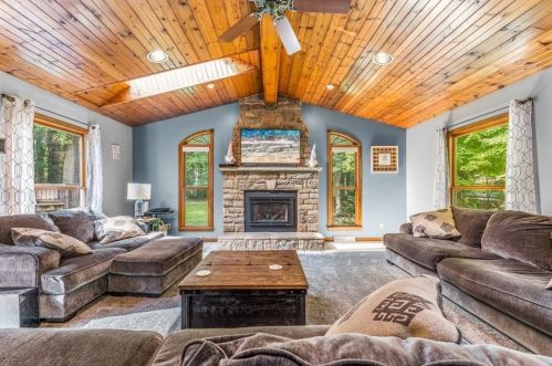 504 Cambria St, Hermitage PA  16148-1373 exterior