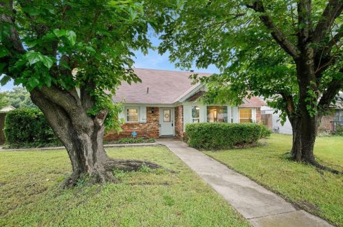 5636 Westcreek Dr, Fort Worth, TX 76133-2245