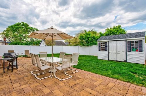 3887 South St, Seaford, NY 11783-3240