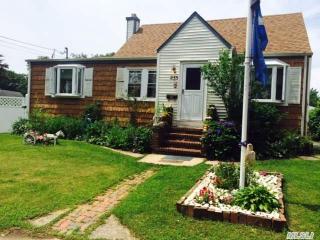 233 Deauville Blvd, Copiague, NY 11726-3524