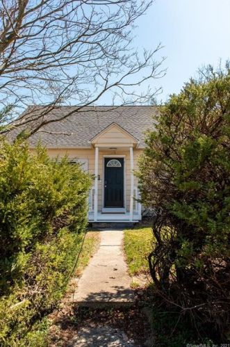 62 Chester St, United States Coast Guard Ac, CT 06320-2404