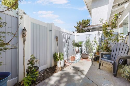 28144 Robin Ave, Santa Clarita CA  91350-2051 exterior