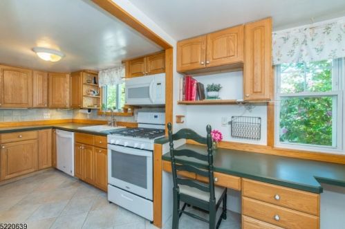 21 Lagoon Trl, Kinnelon NJ  07405-3310 exterior