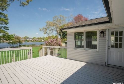 50 Arbour St, West Islip NY  11795-1015 exterior
