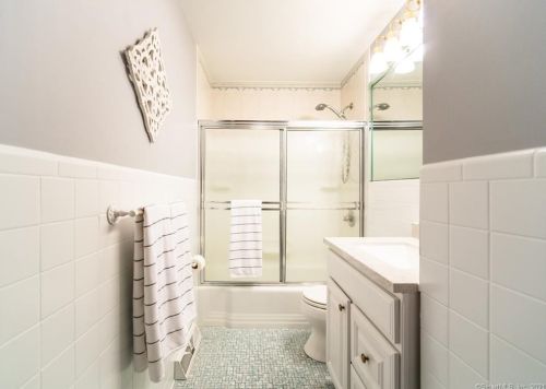 253 Oak Ridge Dr, Middletown CT  06457-1919 exterior