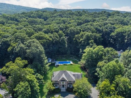 77 Fountain Dr, Skyline Lakes NJ  07456-2406 exterior