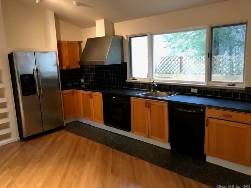 27 Campbell Dr, Stamford CT  06903-4033 exterior