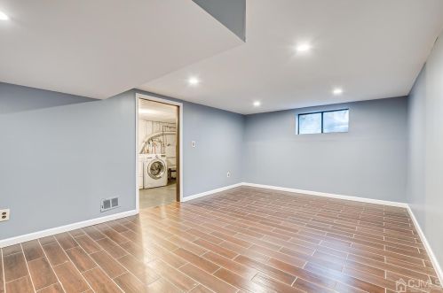 41 Highview Dr, Woodbridge NJ  07095-3904 exterior