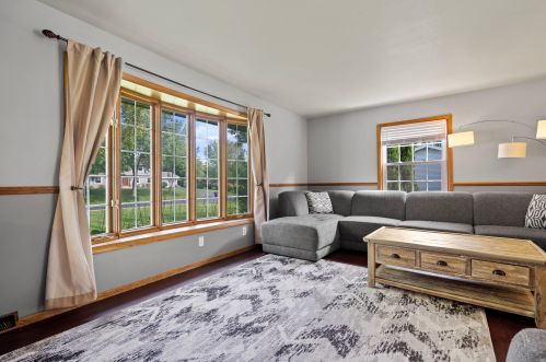25725 Portsmouth Rd, Waterford, WI 53185-1467
