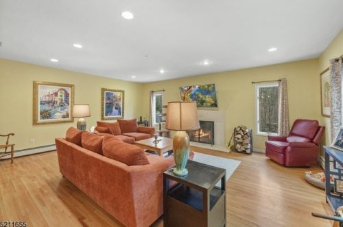 79 Pinewood Dr, Skyline Lakes NJ  07456-1122 exterior