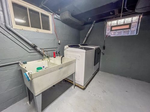 200 Larkspur St, Whitaker PA  15120-2208 exterior