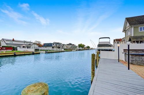 95 Midway St, Babylon NY  11702-4311 exterior