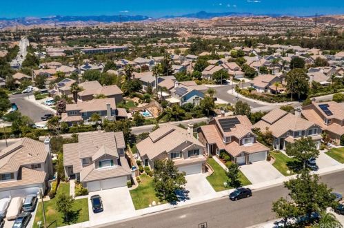 27543 Courtview Dr, Santa Clarita CA  91354-1601 exterior