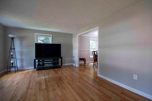 8 Cathedral Cir, Nashua NH 03063-2716 exterior