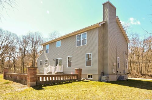 45 Crystal Brook Hollow Rd, Mount Sinai NY  11766-1606 exterior