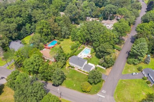 18 Mayer Dr, Airmont NY  10901-3825 exterior