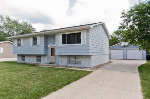 1045 Eisenhower Rd, Hiawatha, IA 52233-1927