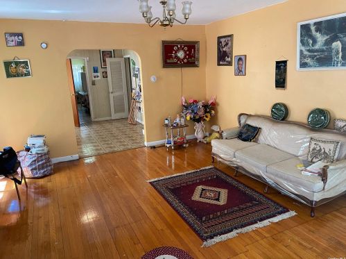89-84 Vanderveer St, Jamaica, NY 11427-2409