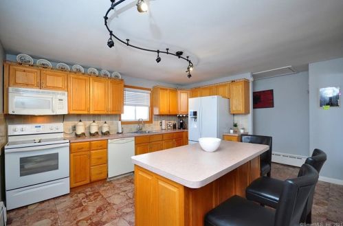 105 Munson Ave, Waterbury, CT 06705-2337
