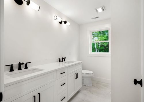 223 Lawrence Rd, Salem NH  03079-4389 exterior