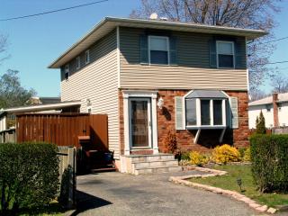 24 3rd St, North Lindenhurst, NY 11757-1323
