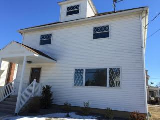 90 Monument Ave, Pittston, PA 18644-2142