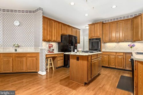 8006 Middlewood Pl, Springfield VA  22153-1928 exterior