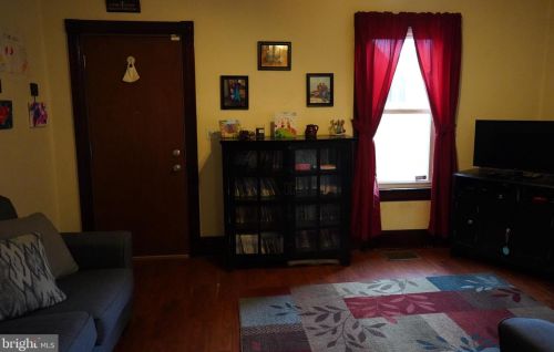 1083 Bushkill Dr, Easton, PA 18042-1429