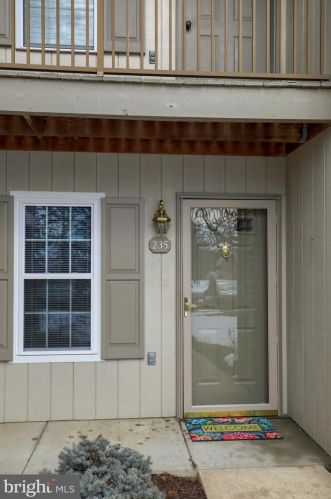 235 Greenview Dr, Lancaster, PA 17601-1007