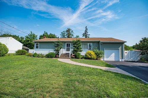 71 Bolton St, North Lindenhurst, NY 11757-1218