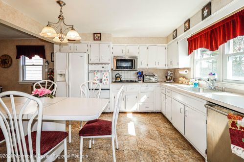 40 Irving Pl, Tinton Falls NJ  07724-1625 exterior