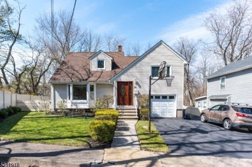 22 Greenway Ln, West Paterson, NJ 07424-2888