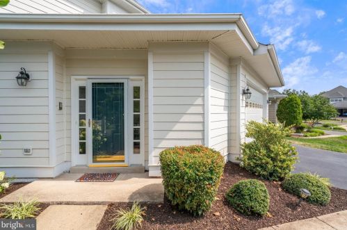 8550 Bauer Cir, Springfield VA  22152-2330 exterior