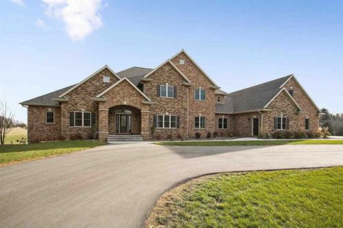 2472 Saint Pats Dr, Green Bay, WI 54313-7810