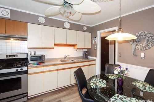 35 Walsh Ln, Westbury NY  11590-1029 exterior