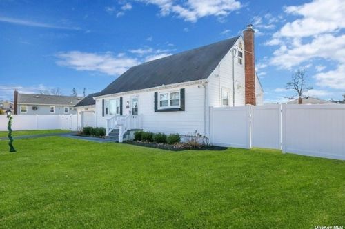 395 43rd St, North Lindenhurst, NY 11757-2304