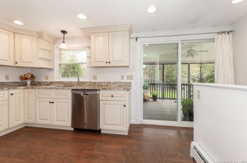 84 Cherry St, Cheshire CT  06410-2734 exterior